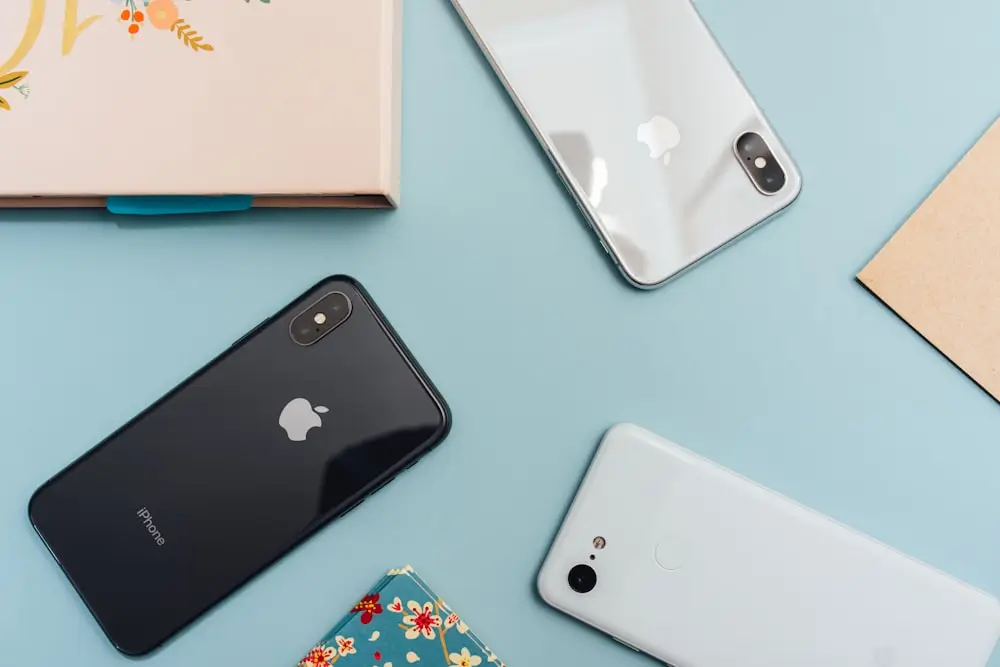 iPhone 展示移动应用与界面